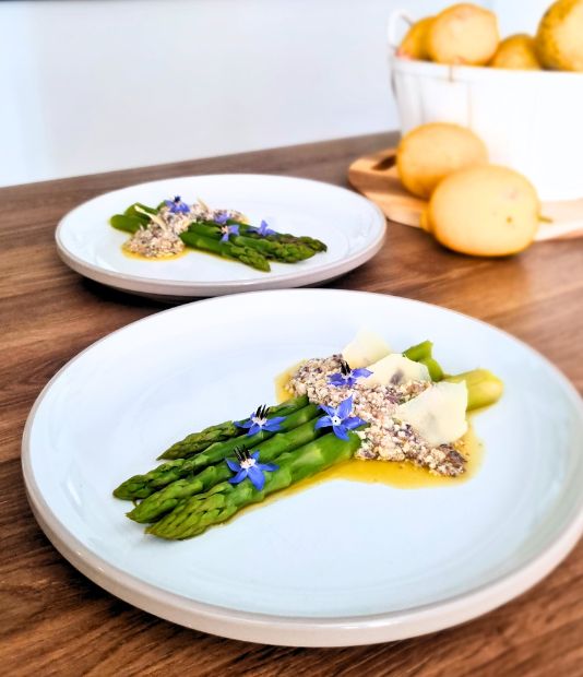 Asperges vertes tièdes, sauce aux œufs durs, citron, olives et anchois